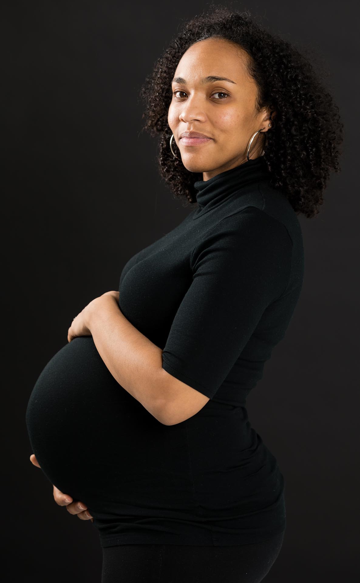 Sophisticated-maternity-portrait-in-black