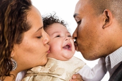 Portrait-couple-with-their-baby