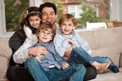 family-photo-shoot-in-their-home