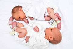 professional-photographer-twin-babies-head-to-toe