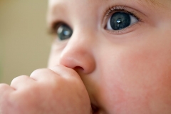 family-photography-baby-sucking-thumb