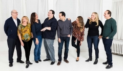 Family-trying-to-pose