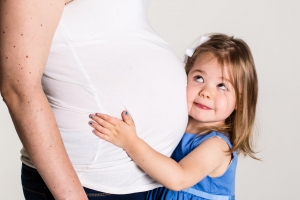 Maternity-portrait-with-older-sibling