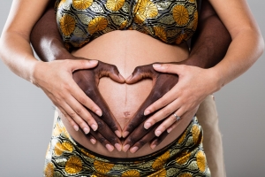 heart-hands-maternity-portrait