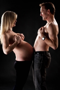 Comic-maternity-portrait-with-husband