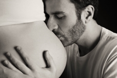 Expectant-dad-kissing-pregnant-belly-maternity-photo