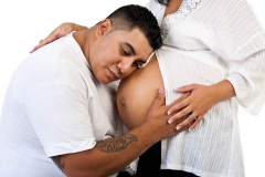 Dad-hugs-pregnant-belly-maternity-photo